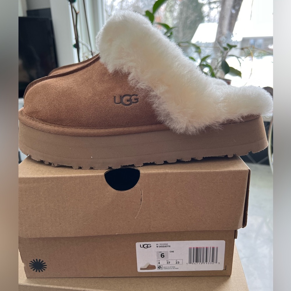 BNIB UGG Disquette, W size 6